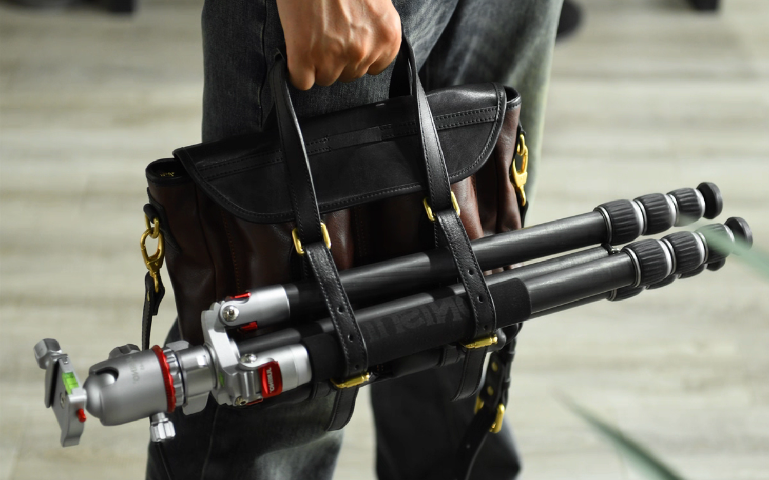 Multiple detail shots showing interior, zipper pocket, and pleated compartments