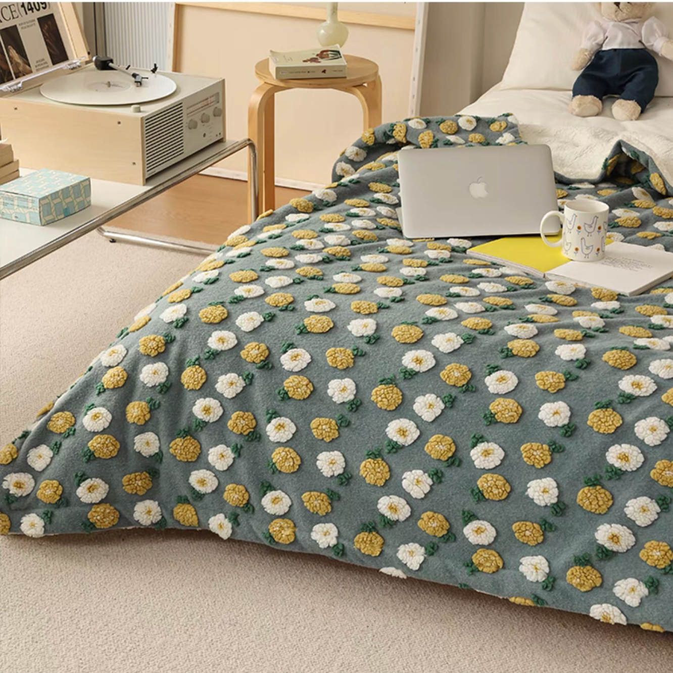 Floral Patterned Cozy Fleece Throw Blanket