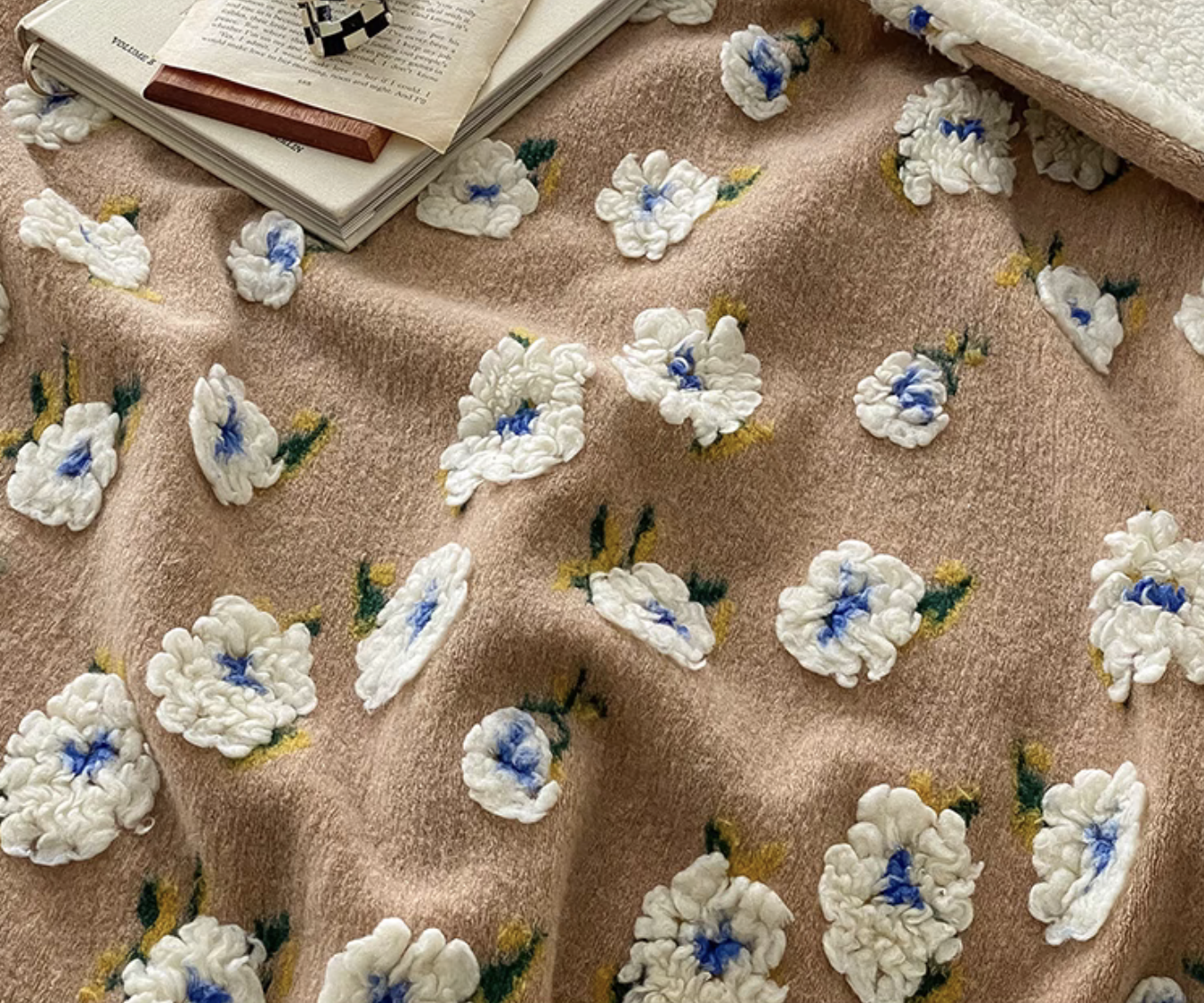 Floral Patterned Cozy Fleece Throw Blanket