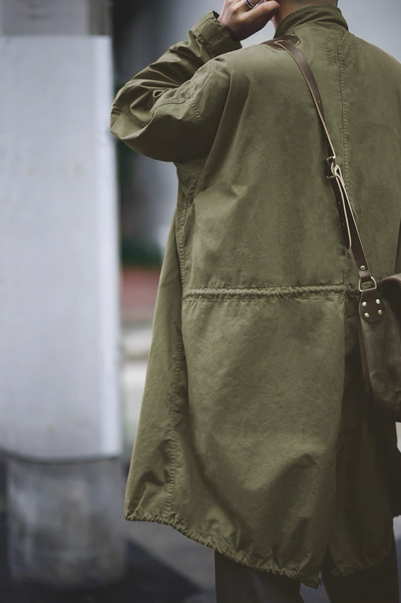 Rear fishtail hem view of M-65 fishtail parka in army green