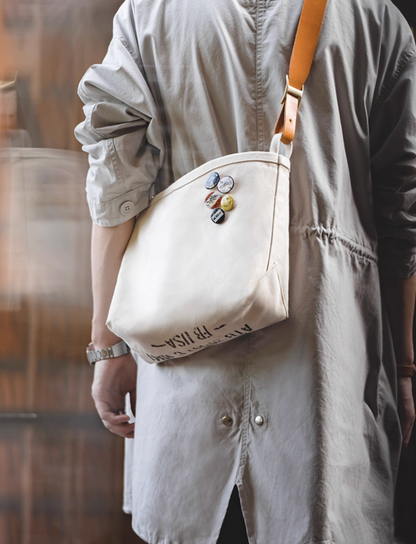 Model wearing Ameikaji retro canvas shoulder bag crossbody style