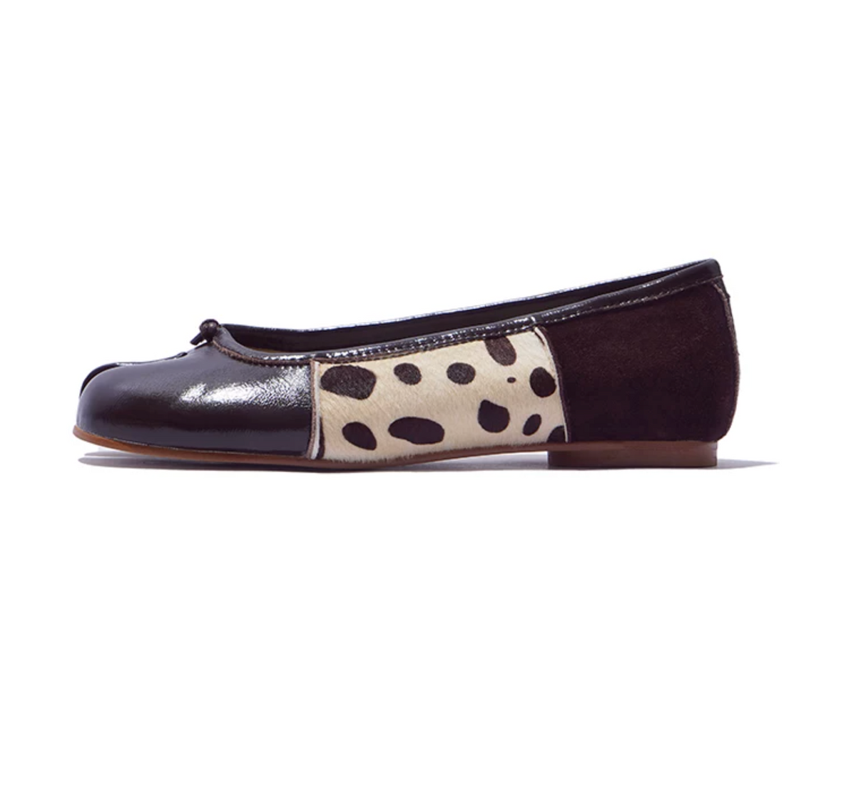 Side profile of a Brown tabi ballet flat with glossy leather toe, spotted horsehair panel, and suede heel