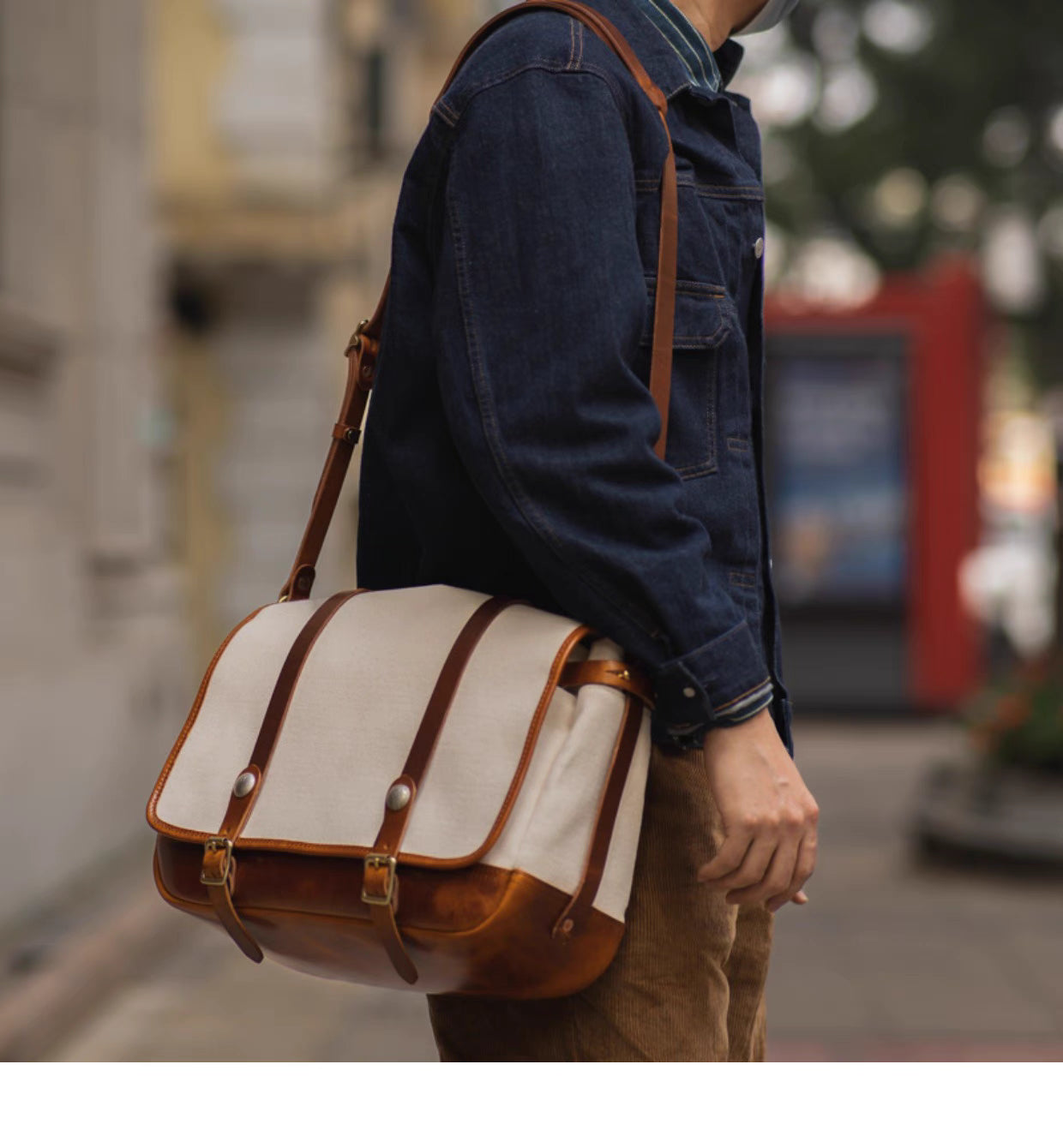 Man wearing beige canvas and leather messenger bag crossbody in the street