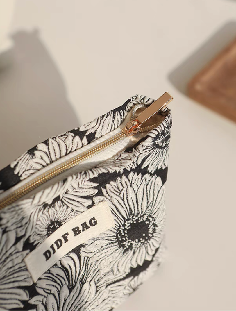 Daisy Daisy Travel Makeup Bag close-up of top zipper closure and floral fabric detail