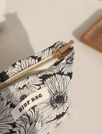 Daisy Daisy Travel Makeup Bag close-up of top zipper closure and floral fabric detail