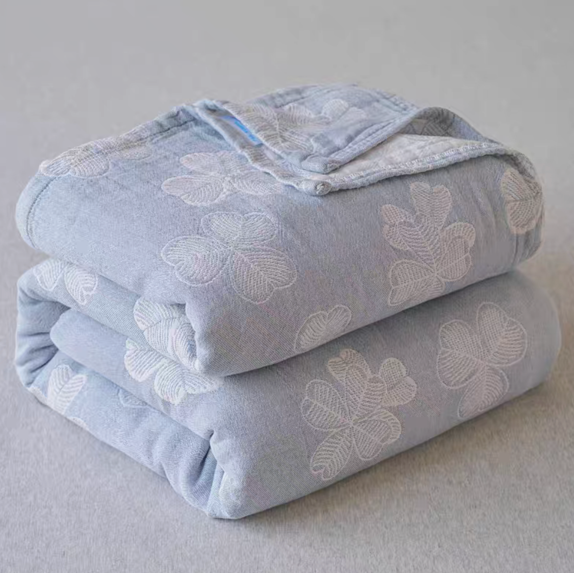 Nature Cotton Quilt Blue-Gray Clover folded cotton jacquard quilt with clover motif