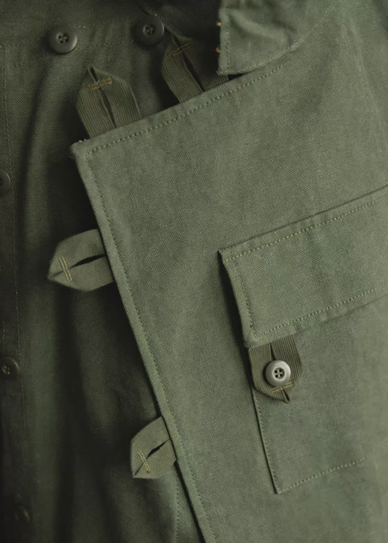 Large chest pocket with button flap on Swedish military motorcycle jacket – functional canvas design.